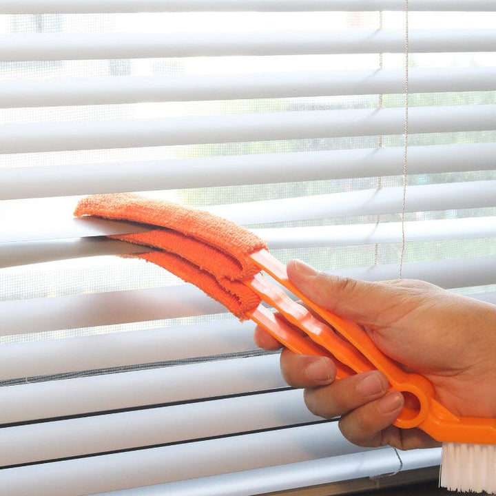 "Avtagbar dammborste i mikrofiber med dubbelt borsthuvud, perfekt för trånga utrymmen och enkel att tvätta."