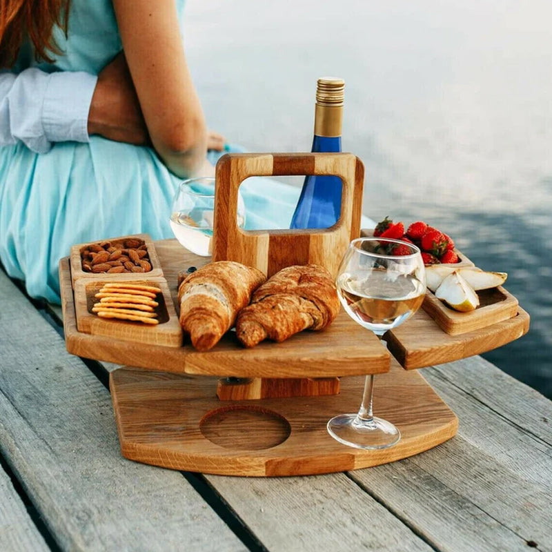 Elegant utomhus picknickbord för vin, idealiskt för sommarfester, trädgården eller en romantisk picnic.