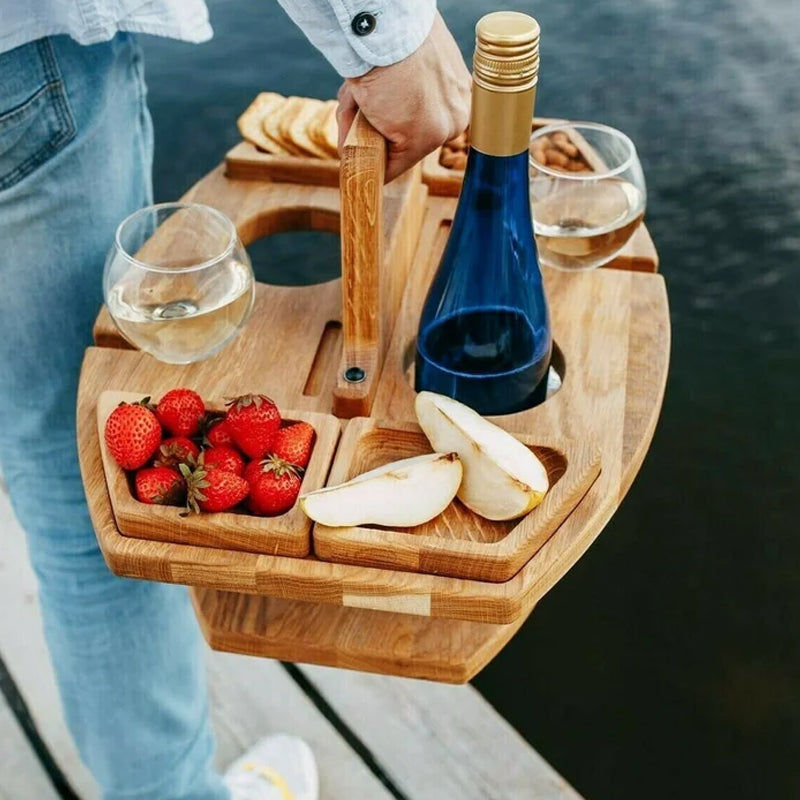 Unikt vinbord med hållare för vinglas och snacks. Perfekt som presenttips för utomhusentusiaster.