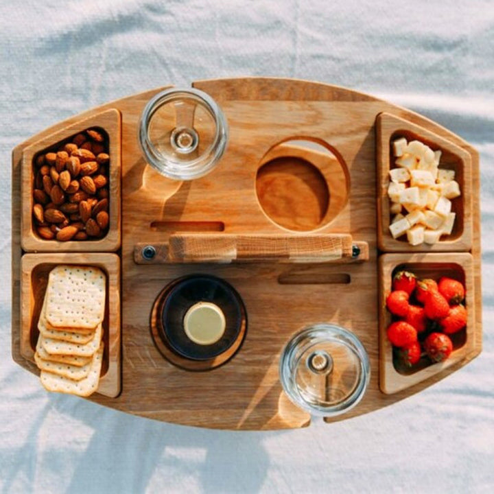 Kompakt bärbart picknickbord i trä för vinflaskor och glas. Idealisk för sommar och utomhusbruk.