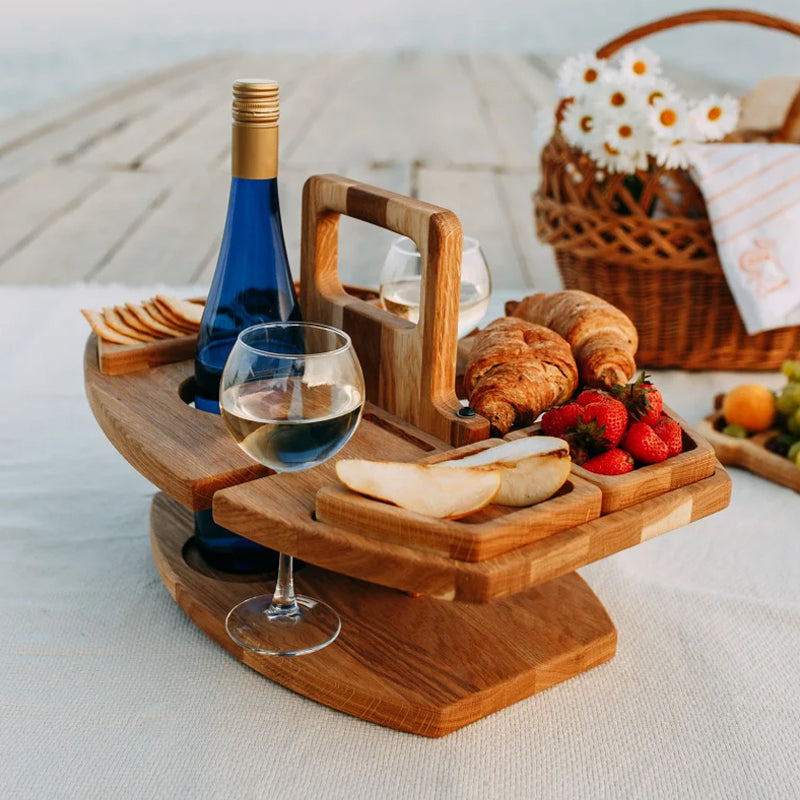 Stilrent bärbart picknickbord i trä, hopfällbart vinbord med plats för vin och snacks. För alla utomhusmiljöer.