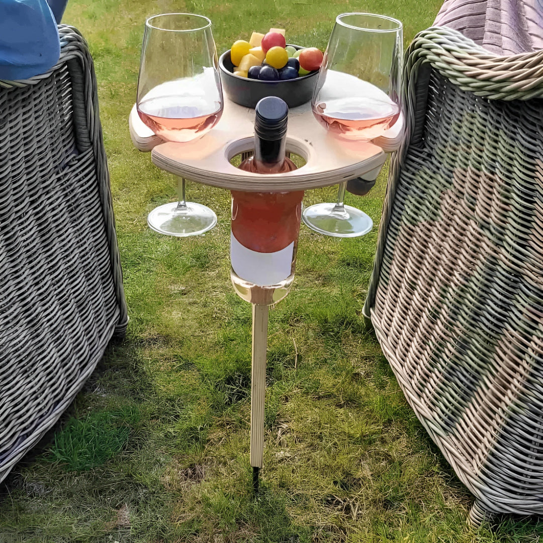 Bärbart picknickbord i trä för utomhusbruk, perfekt för trädgård och camping. Kompakt och lätt att transportera.