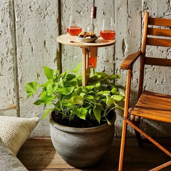 Elegant bärbart vinbord i trä med plats för flaskor och glas, perfekt för sommarpicknick och utomhusträffar.