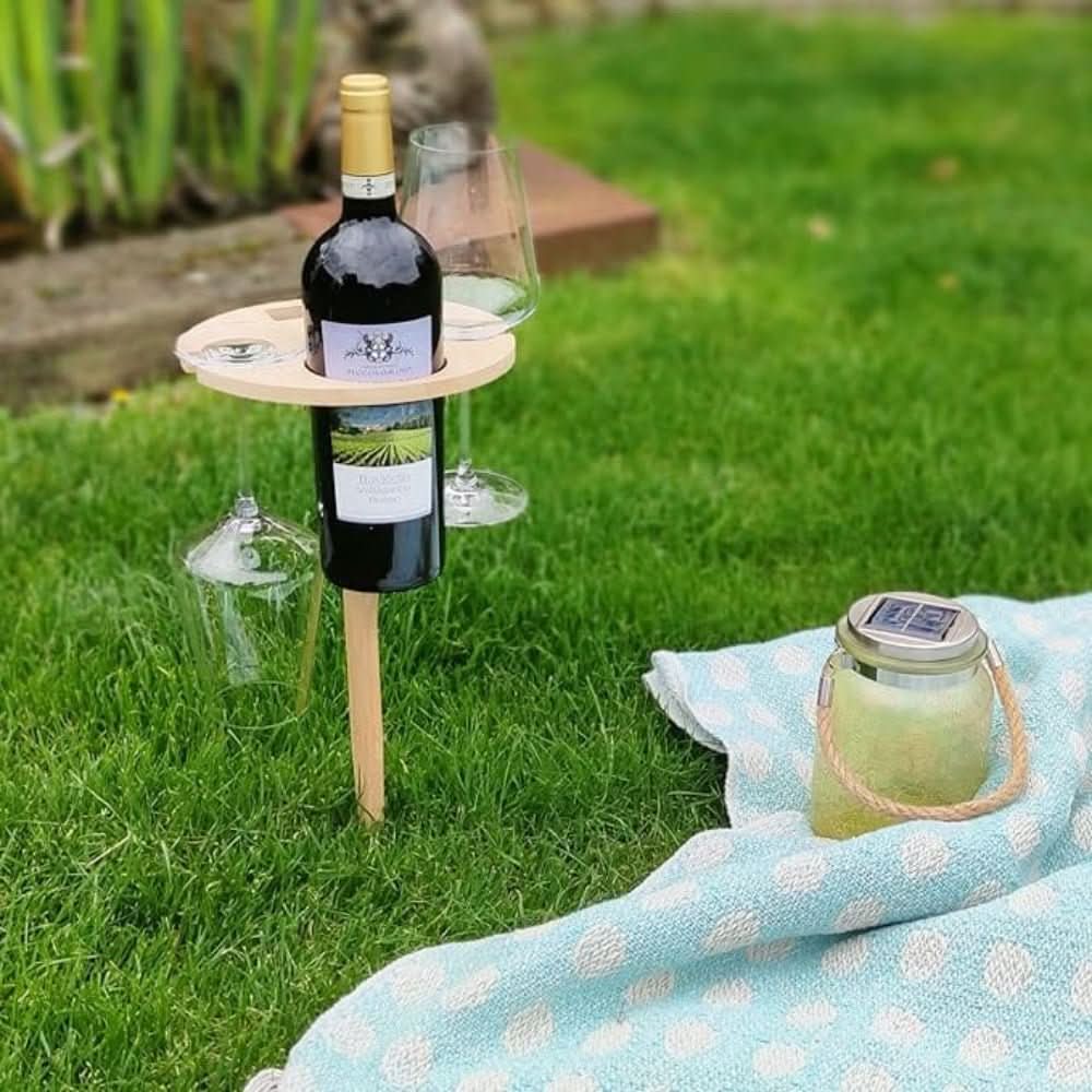 Kompakt och portabelt picknickbord i elegant trä, idealiskt för snacks, camping eller en mysig stund i trädgården.