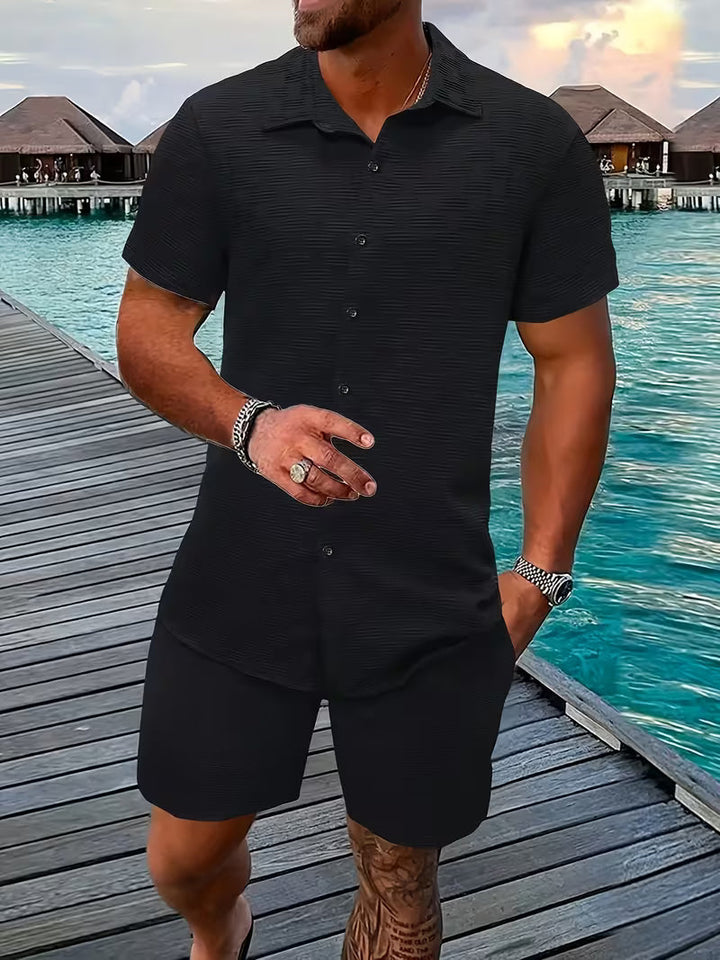 Man i svart skjorta och shorts sommarset på brygga