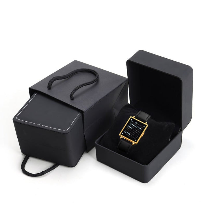 Svart textuell armbandsur i guldfärgad boett med läderarmband i exklusiv presentförpackning
