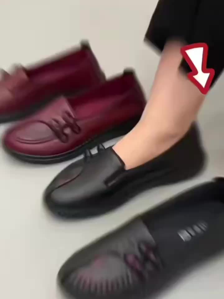 Trendiga vinröda slip-on skor för dam stylade för en avslappnad stil