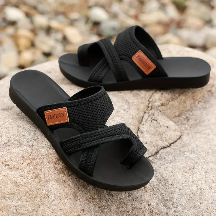 Stilrena ortopediska dam sandaler visade från sidan på modell