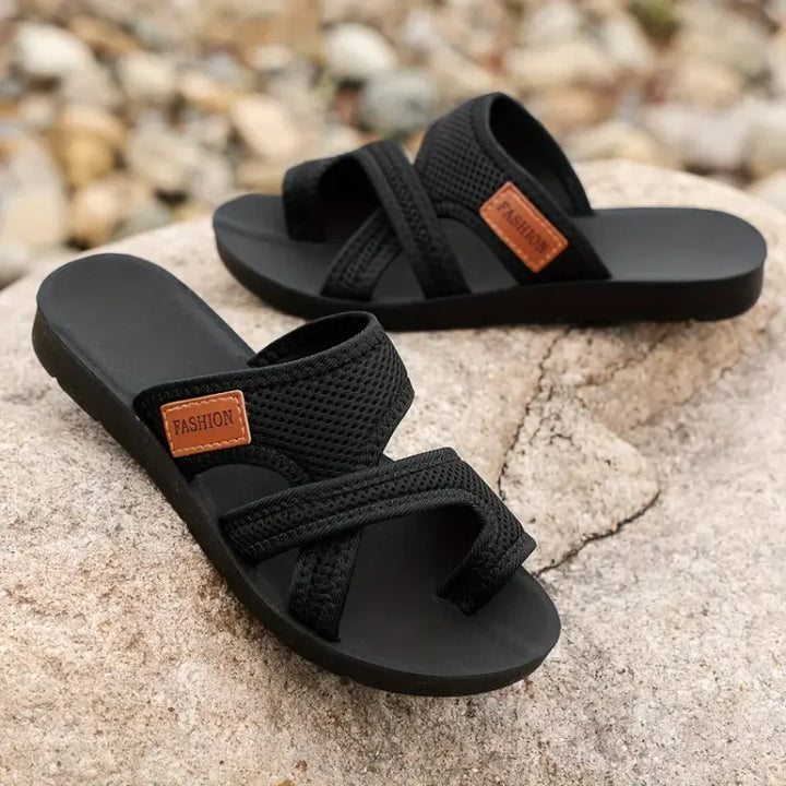 Stilrena ortopediska dam sandaler visade från sidan på modell
