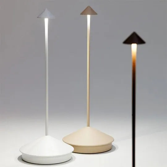 Modern trådlös LED-bordslampa i vit färg placerad på ett stilrent soffbord i vardagsrummet