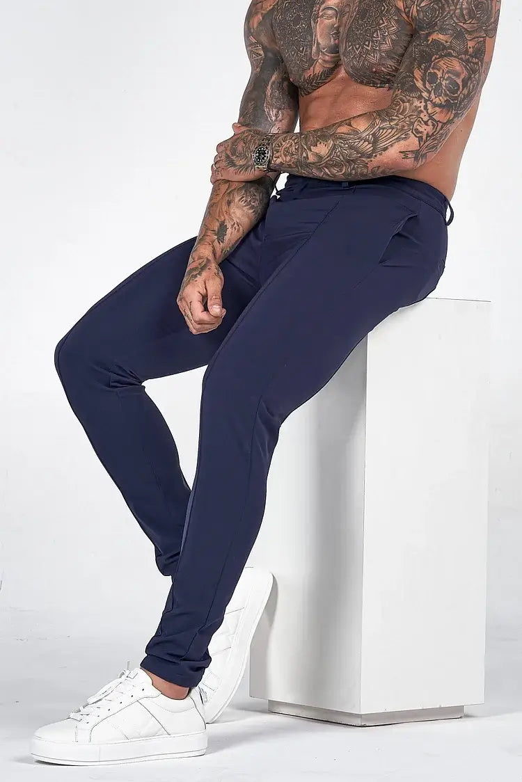 Slim fit herrbyxor i klassisk design från sidan