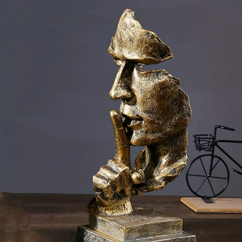 Serenity Sculpt dekorativ skulptur i lyxig guldfinish placerad på en yta