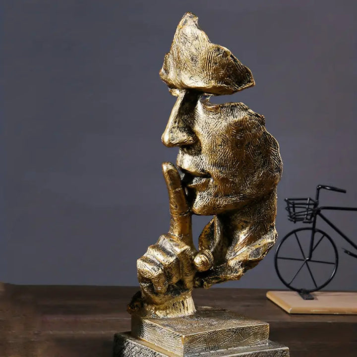 Serenity Sculpt dekorativ skulptur i lyxig guldfinish placerad på en yta