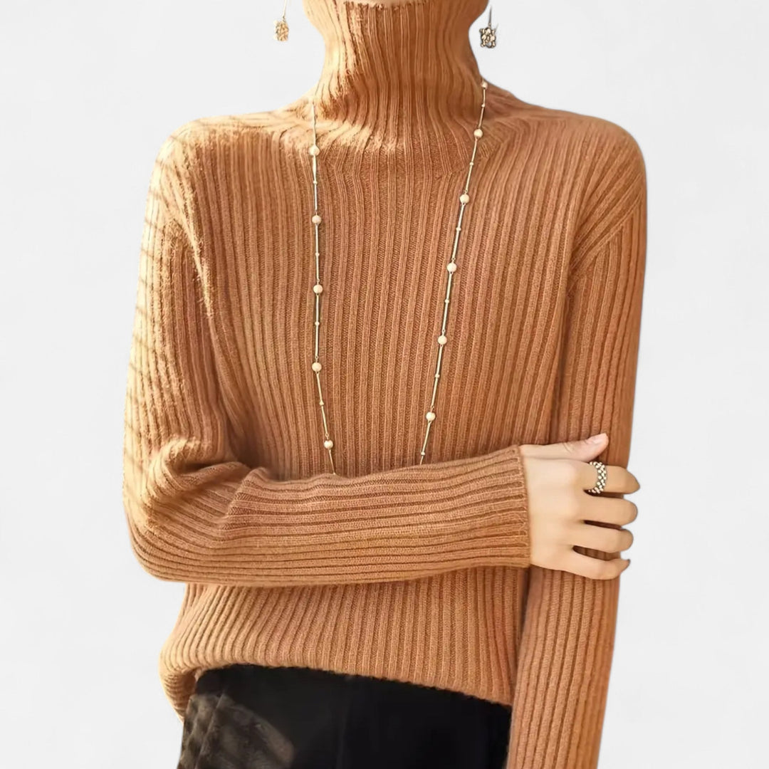 Stickad damtröja med hög krage i tjock ribbstickning, bakifrån