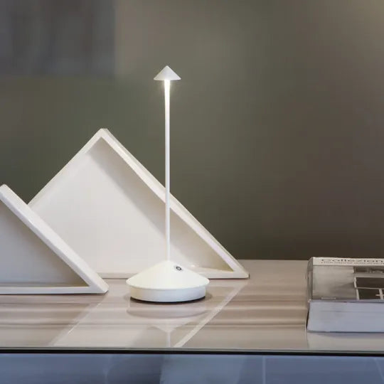 Vit trådlös LED-bordslampa på ett stilrent skrivbord