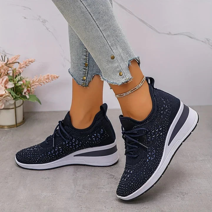 Detaljbild på ovandelen av ortopediska sneakers för dam