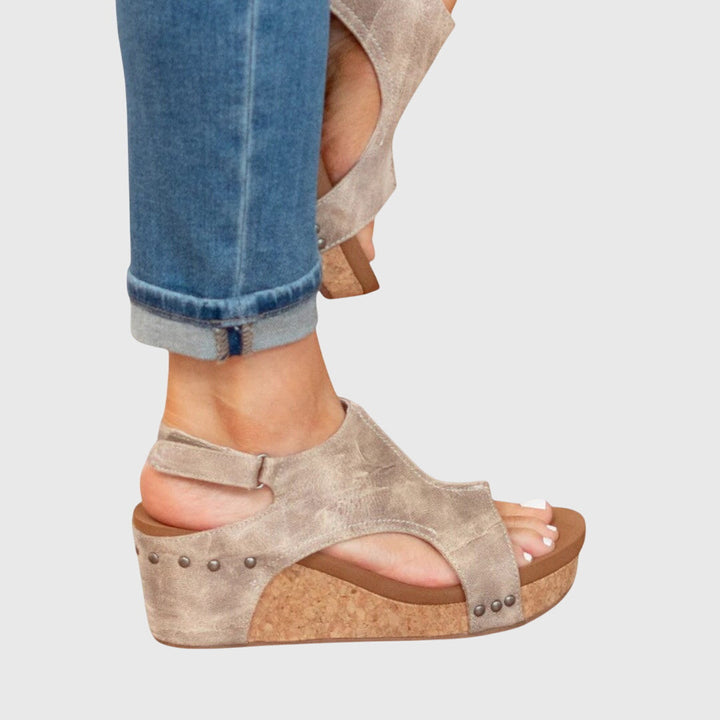 Damortopediska sandaler Willa i beige med kilklack