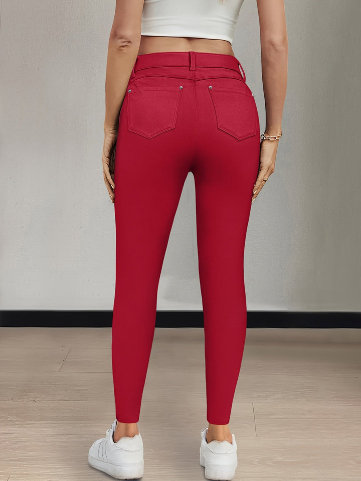 Snygga bakfickor på figurnära damjeans i stretchigt material