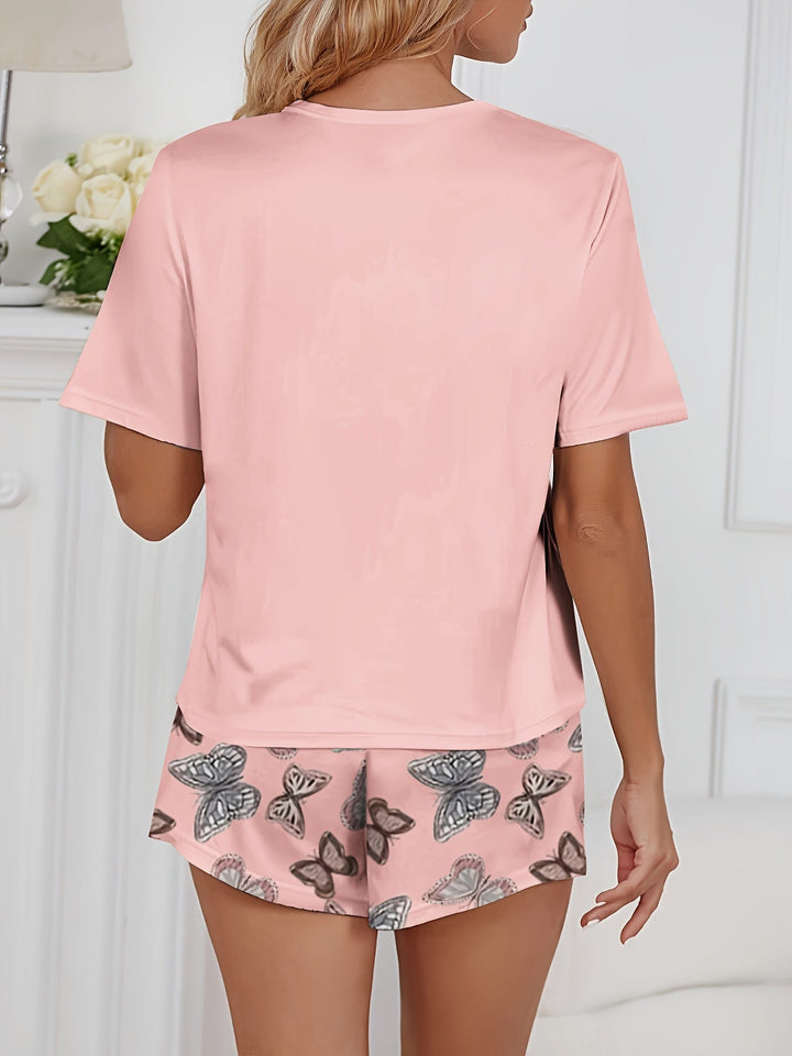 Bakifrån på modell bärande det rosa fjärilsmönstrade pyjamas-settet