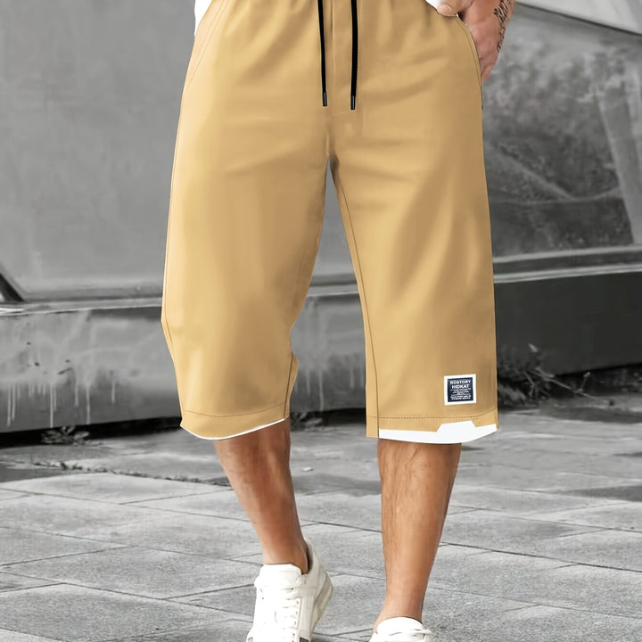 Modell som bär bekväma grå herrshorts utomhus