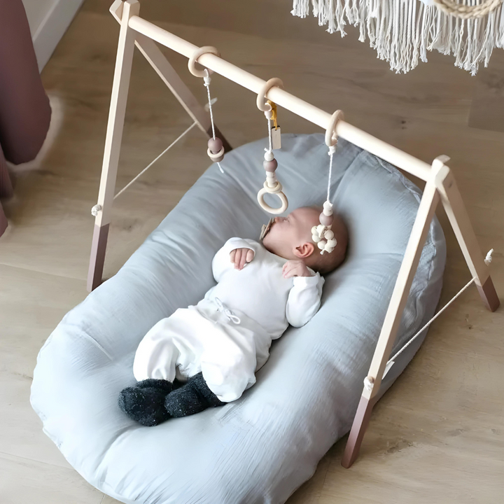 Mjuk spädbarnskudde i vitt tyg som ger optimalt huvudstöd för en nyfödd baby