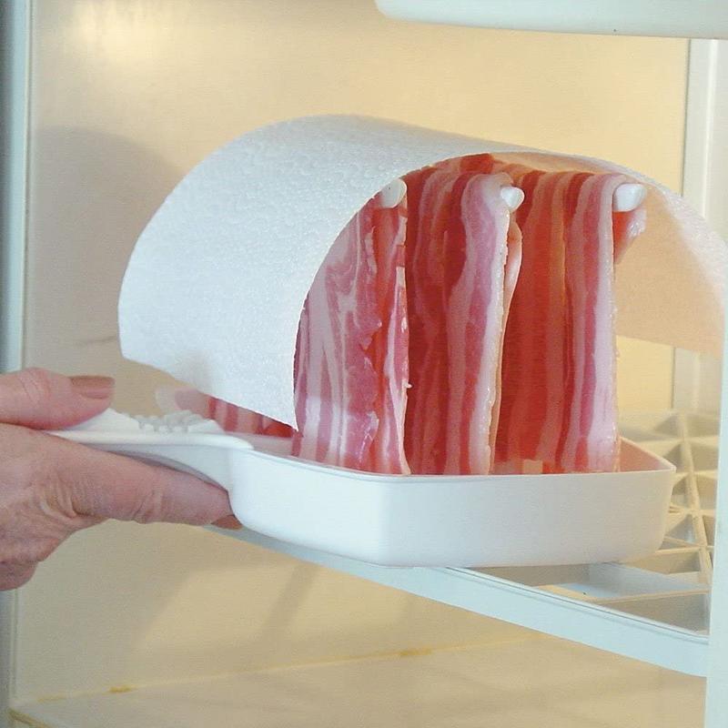 "Baconbricka för mikro i vitt ABS-material, med tre avtagbara hållare för enkel, stänkfri tillagning av bacon."
