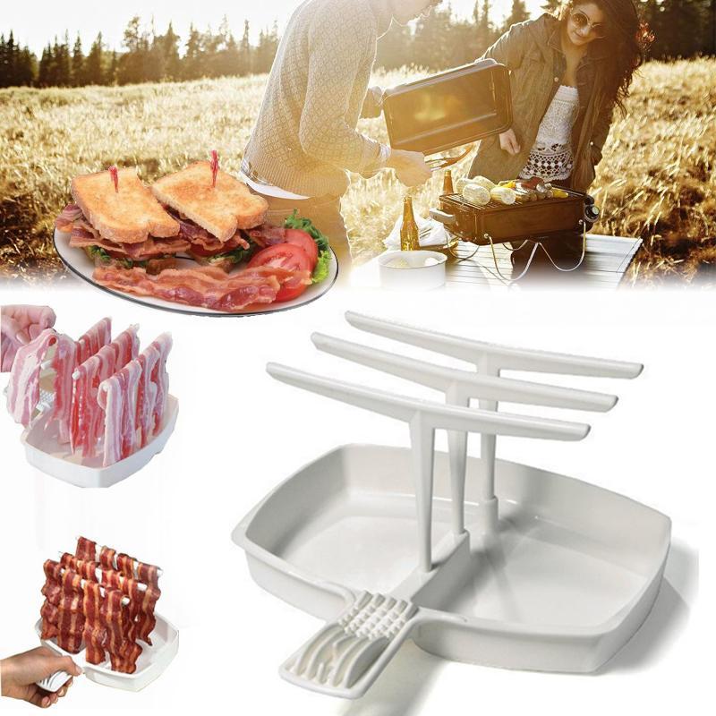"Baconbricka för mikro i vitt ABS-material, med tre avtagbara hållare för enkel, stänkfri tillagning av bacon."