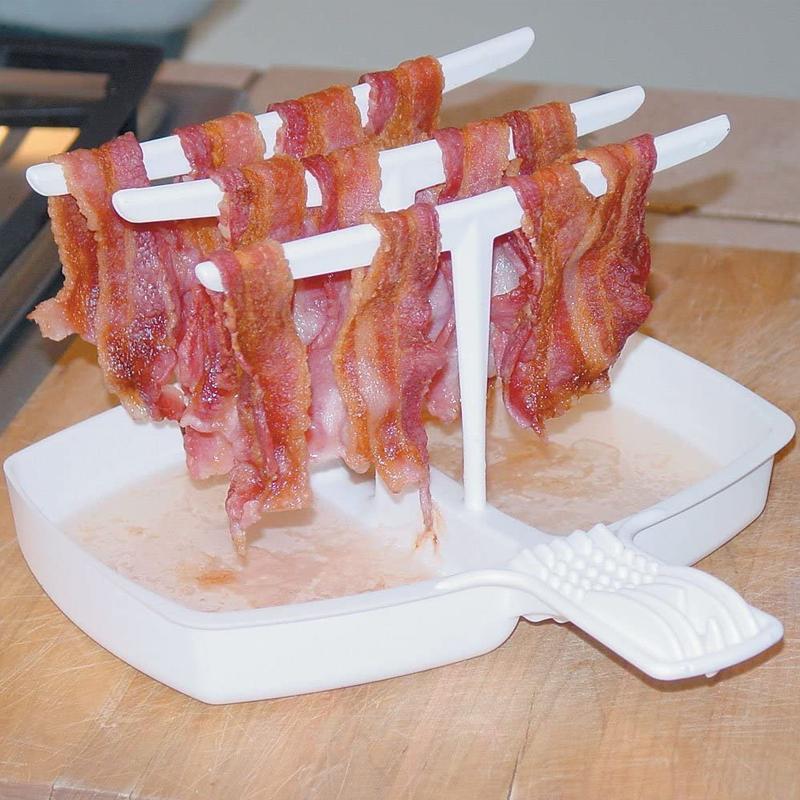 "Baconbricka för mikro i vitt ABS-material, med tre avtagbara hållare för enkel, stänkfri tillagning av bacon."