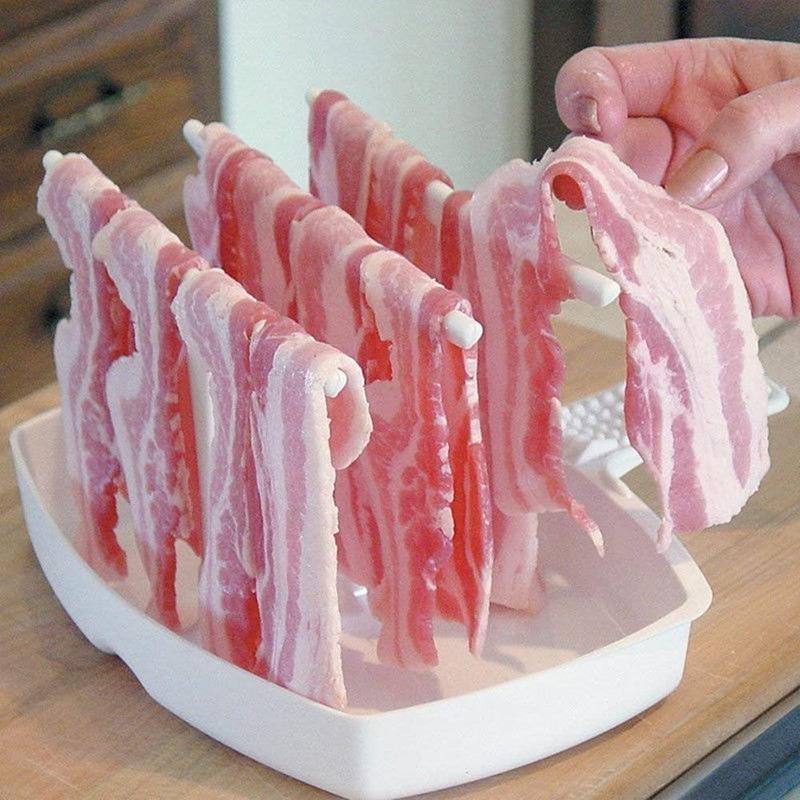 "Baconbricka för mikro i vitt ABS-material, med tre avtagbara hållare för enkel, stänkfri tillagning av bacon."