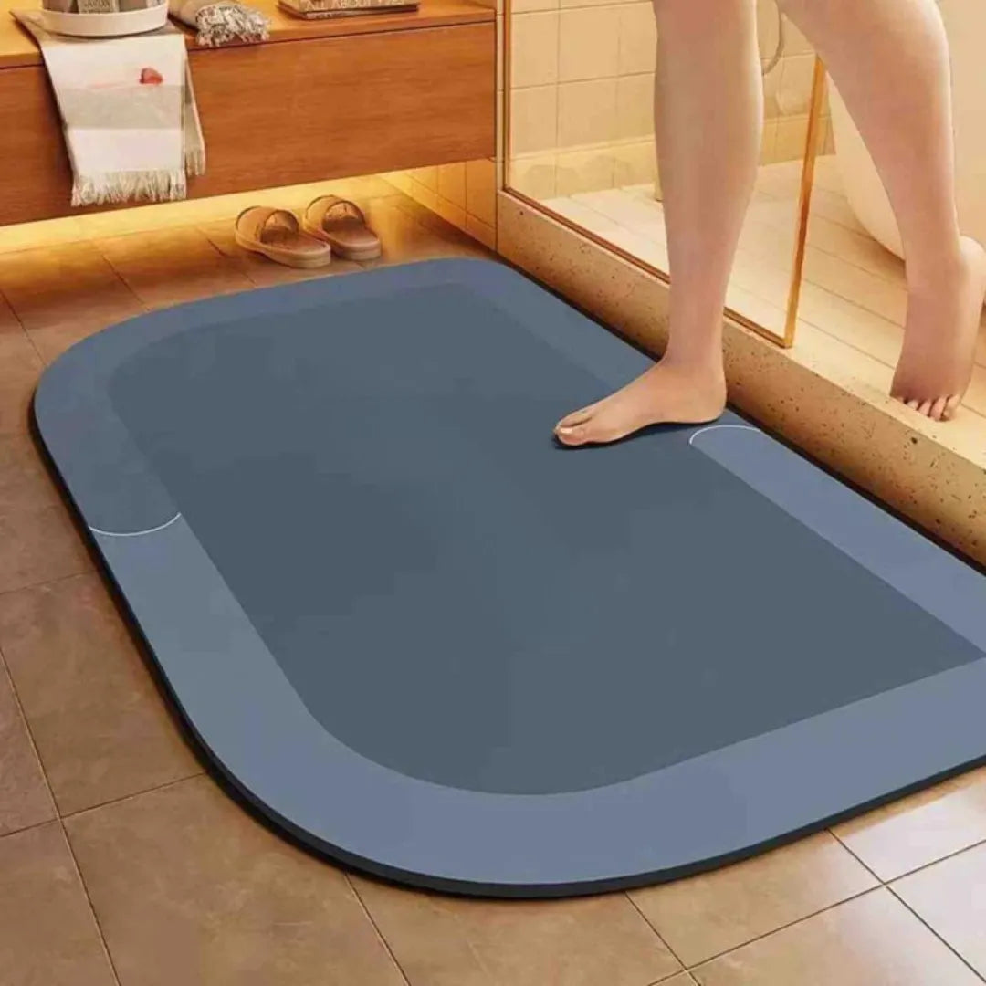 Snabbtorkande badrumsmatta i mjukt material som ger ett säkert och halkfritt golv