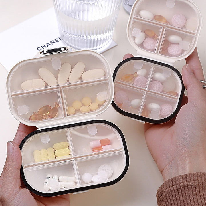 Bärbar daglig pillerlåda med 7 delar; kompakt, vit design i PET+silikon för organiserad medicinhantering.