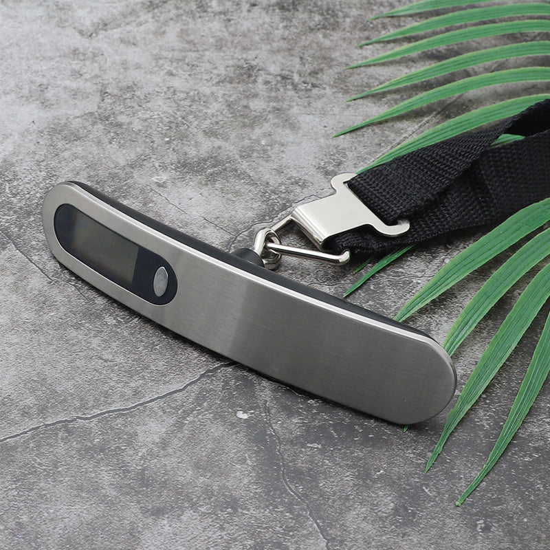 Bärbar elektronisk våg i rostfritt stål, kompakt och hållbar, visar vikt digitalt för fiske och resor.
