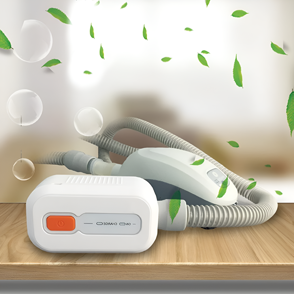 Bärbar CPAP rengöringsenhet placerad bredvid CPAP-maskin och slang