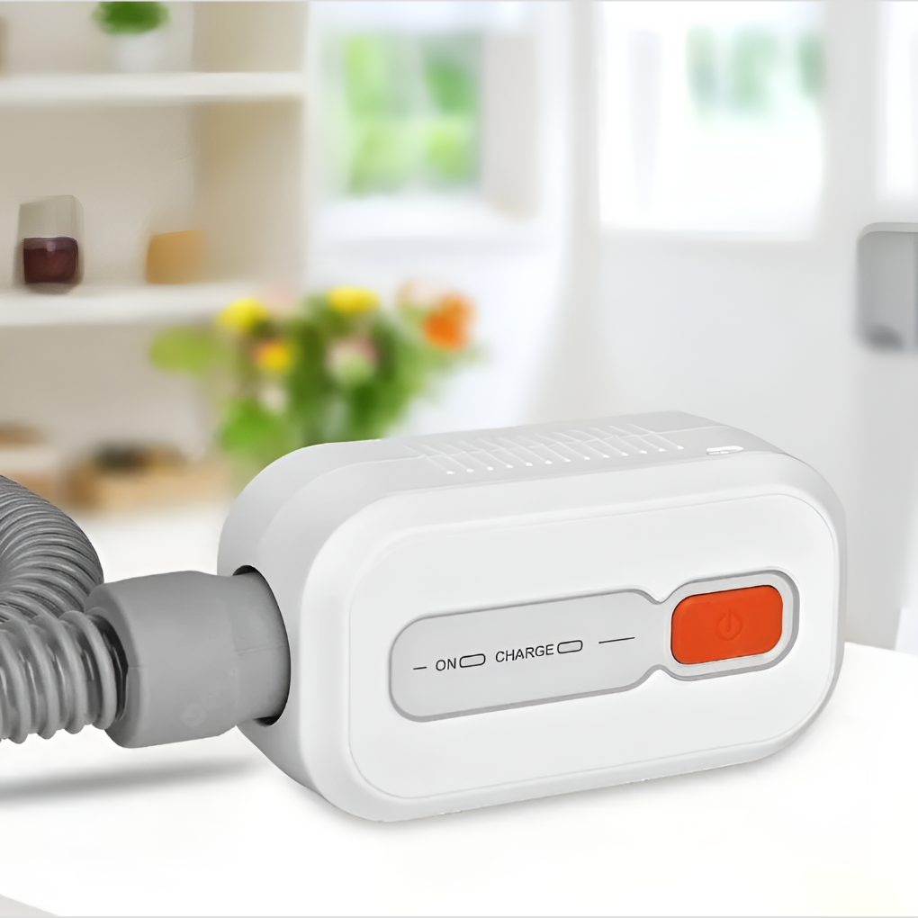 Närbild på den vita CPAP rengöringsapparaten ansluten till en slang