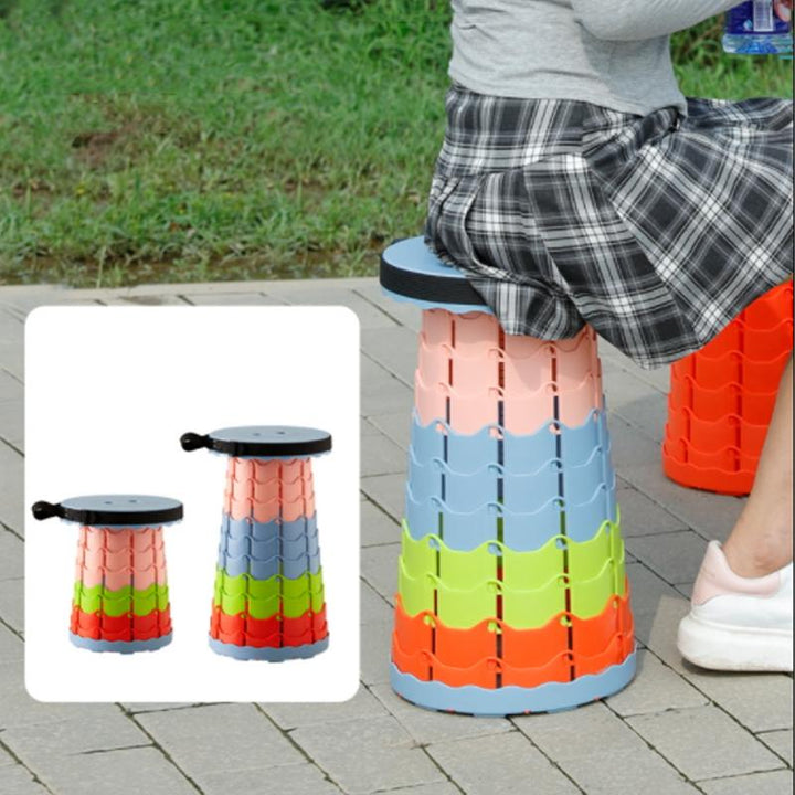 "Bärbar, ihopfällbar pall för utomhusbruk i kompakt design, grön färg, perfekt för camping och sportevenemang."