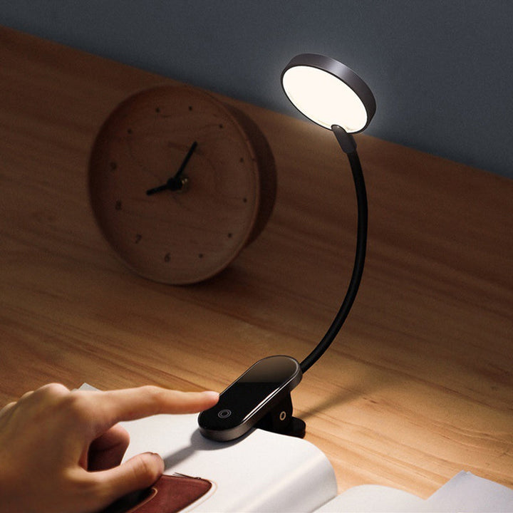 "Bärbar LED-bordslampa med klämma och pekfunktion, flexibel arm, vit design för nattläsning och arbetsyta belysning."