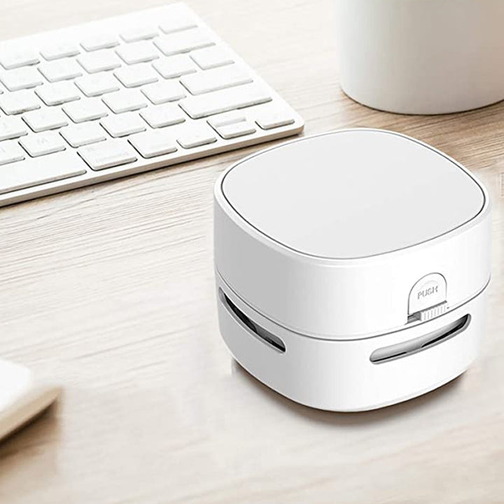 "Bärbar mini elektrisk dammsugare, fyrkantig och vit, kompakt design för skrivbord och bil, laddbar via USB och batteri."