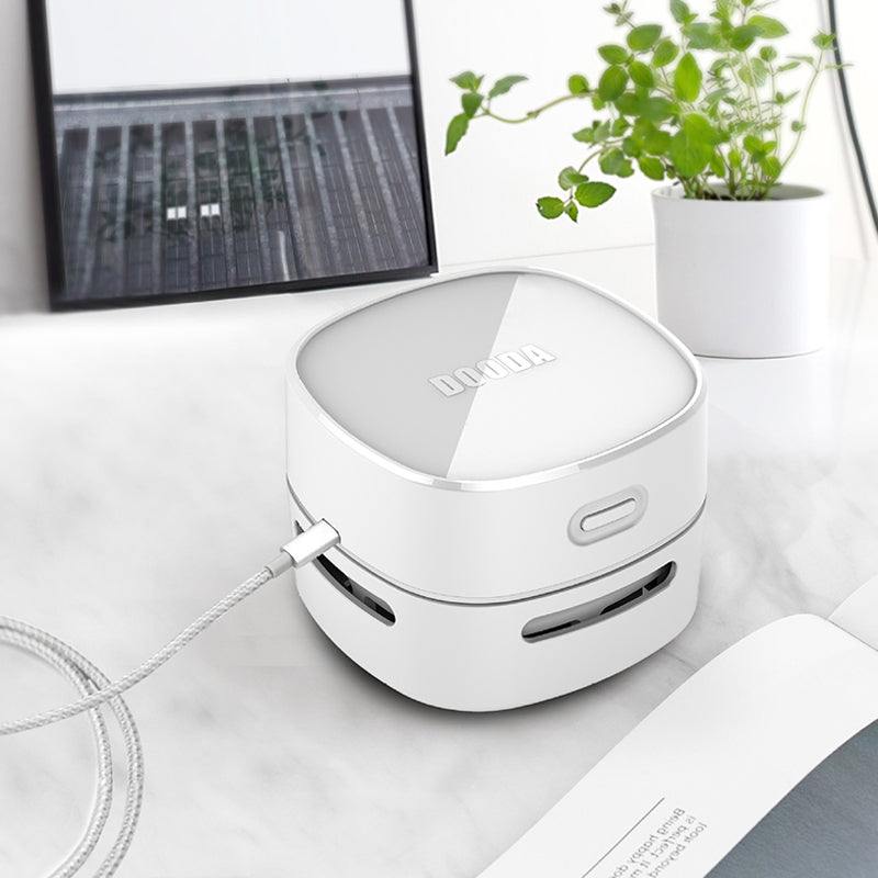 "Bärbar mini elektrisk dammsugare, fyrkantig och vit, kompakt design för skrivbord och bil, laddbar via USB och batteri."