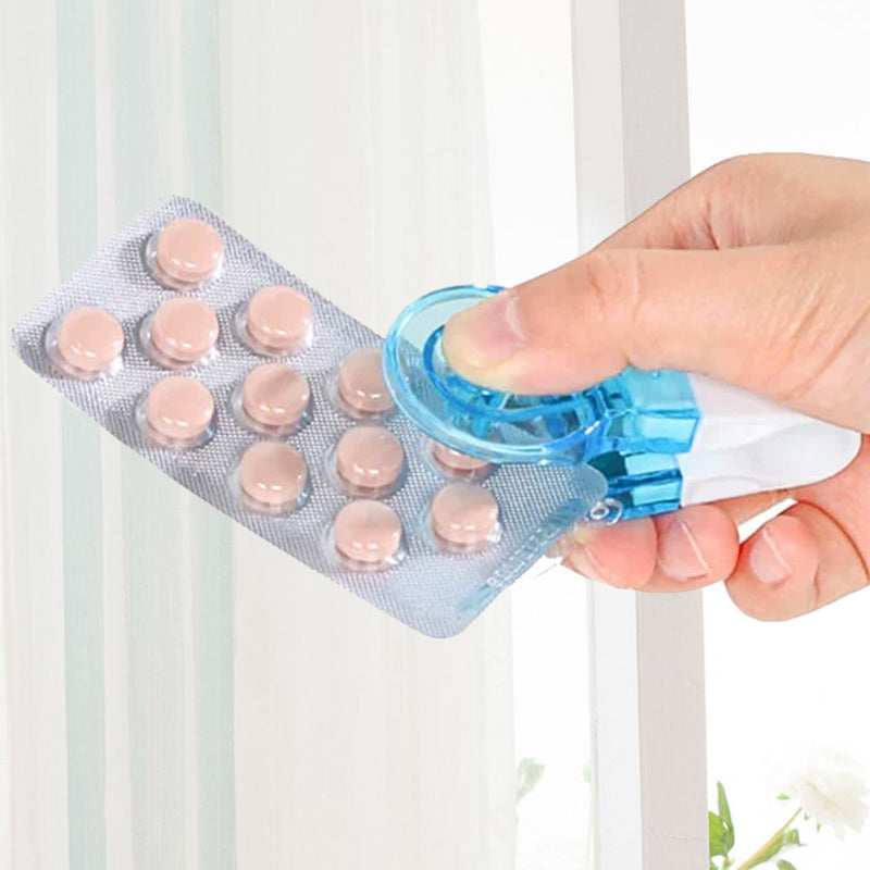 Bärbar pillerborttagare i vit och blå design med praktisk förvaringsbox för enkel pillerhantering hemma och på resa.