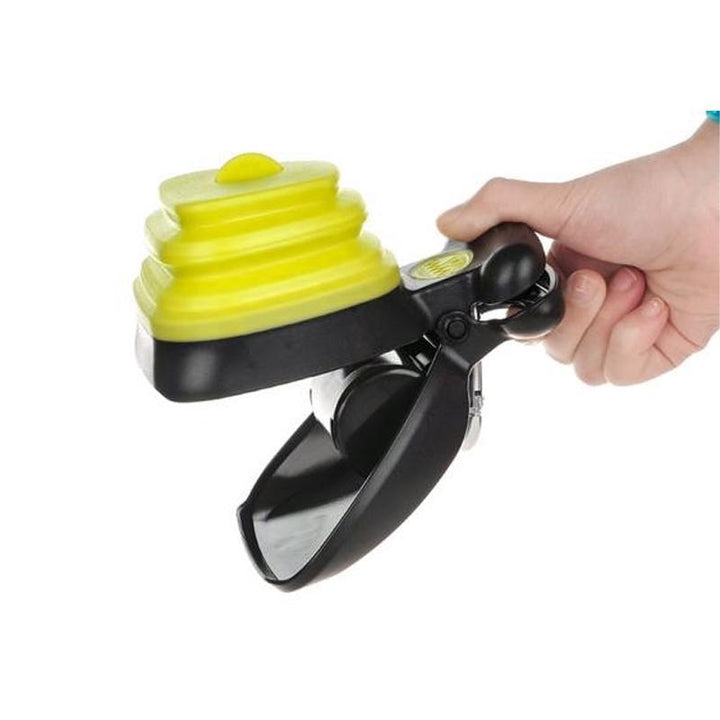 "Bärbar pooper scooper för hundar, plast, blå färg, med inbyggt påsfack. Praktisk för promenader, håller händerna rena."