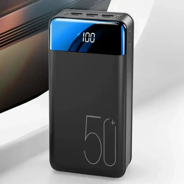 Svart bärbar powerbank med digital display och 50000 mAh kapacitet