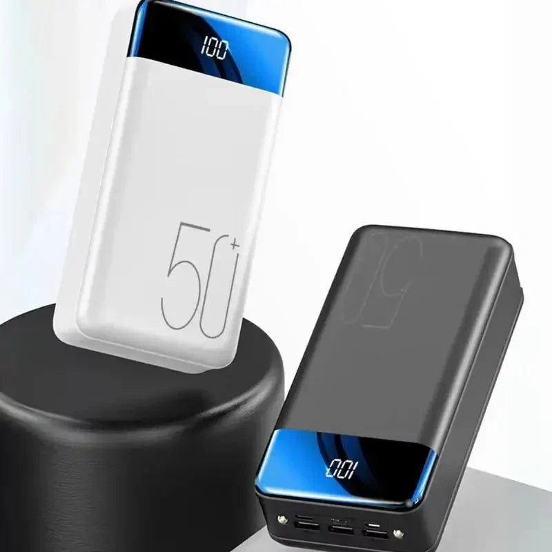 Både vit och svart powerbank uppställda bredvid varandra