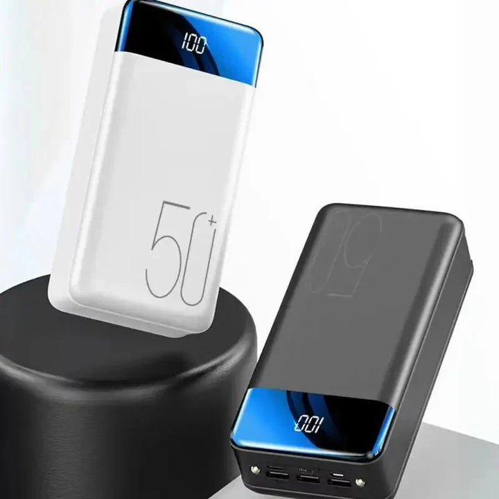 Både vit och svart powerbank uppställda bredvid varandra