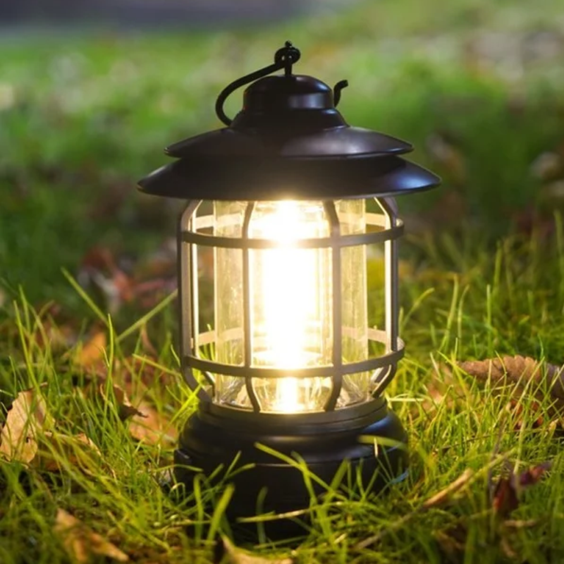 "Bärbar retro LED campinglampa, röd färg, med mjuk 360° belysning i stilren retro design för utomhusbruk."