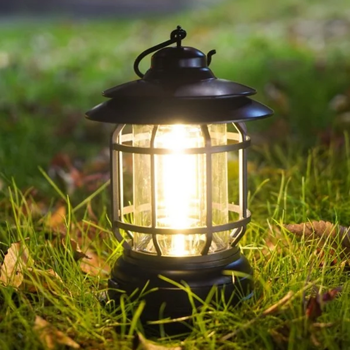 "Bärbar retro LED campinglampa, röd färg, med mjuk 360° belysning i stilren retro design för utomhusbruk."