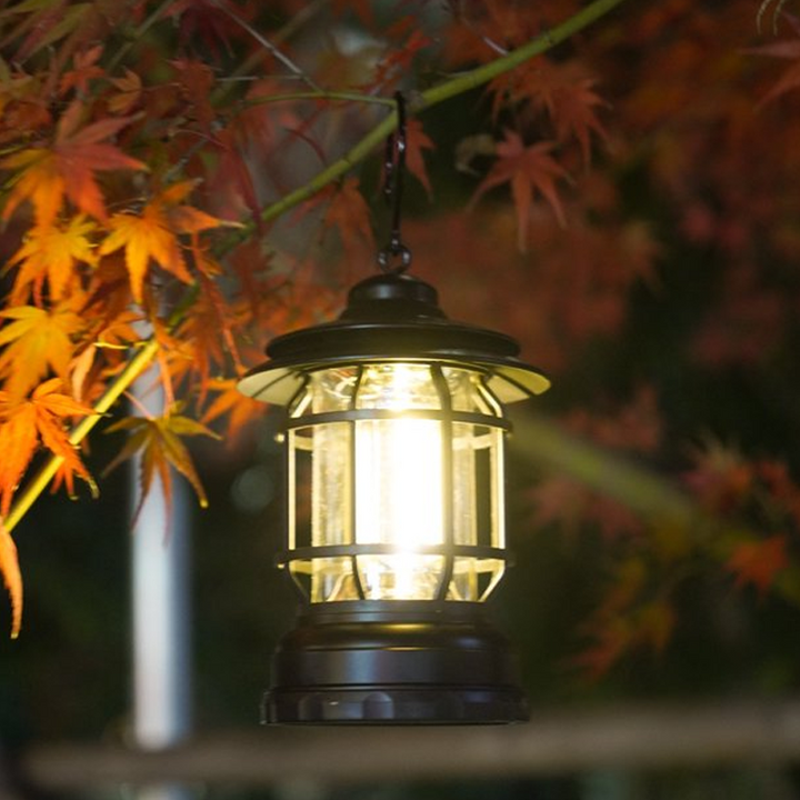 "Bärbar retro LED campinglampa, röd färg, med mjuk 360° belysning i stilren retro design för utomhusbruk."