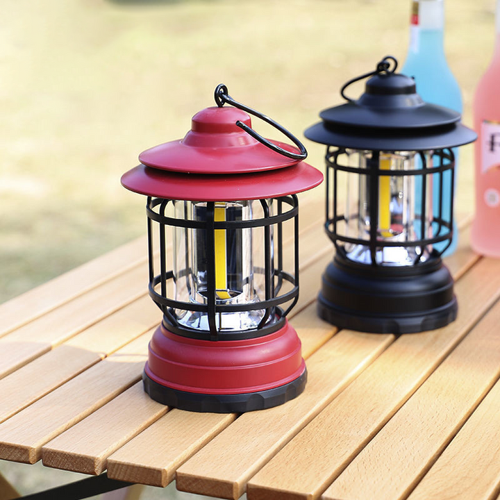 "Bärbar retro LED campinglampa, röd färg, med mjuk 360° belysning i stilren retro design för utomhusbruk."