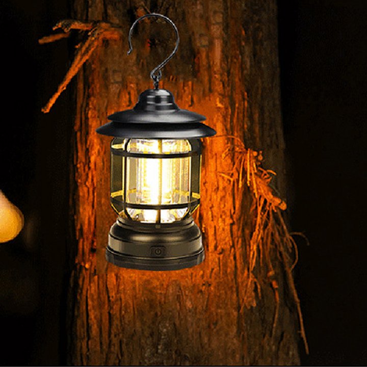 "Bärbar retro LED campinglampa, röd färg, med mjuk 360° belysning i stilren retro design för utomhusbruk."