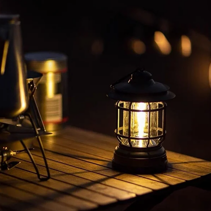 "Bärbar retro LED campinglampa, röd färg, med mjuk 360° belysning i stilren retro design för utomhusbruk."