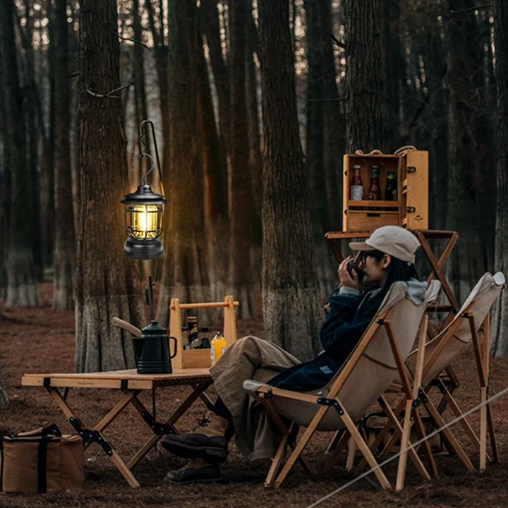 "Bärbar retro LED campinglampa, röd färg, med mjuk 360° belysning i stilren retro design för utomhusbruk."
